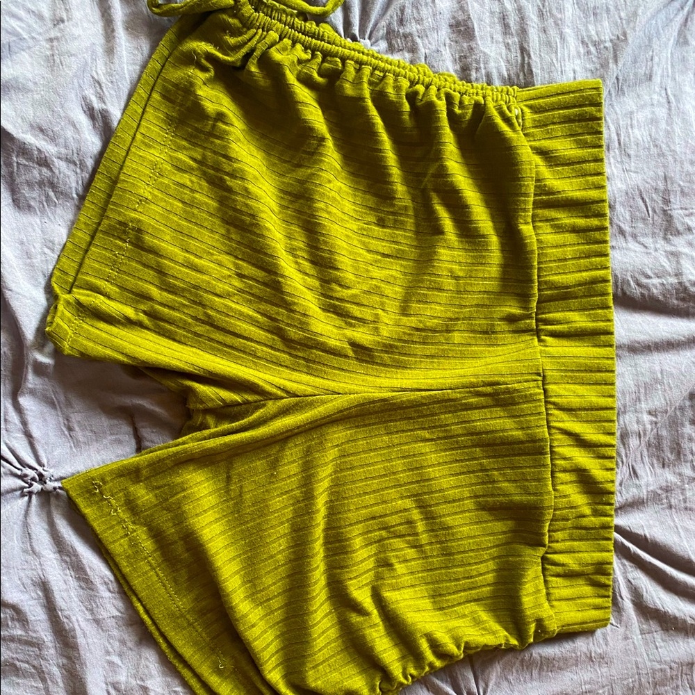 Olive green shorts, scrunched from the sides 😍
